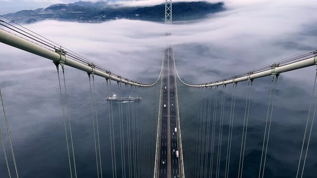 明石海峡大橋の見学ツアー（ブリッジワールドなど）で明石海峡大橋の頂上から行き来する船と自動車を見下ろす