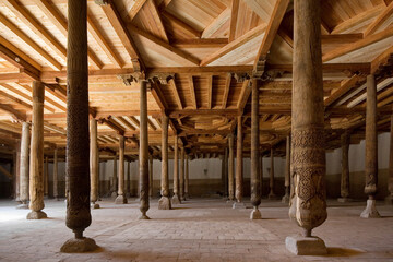 Fototapeta premium UZBEKISTAN - KHIVA - ANCIENT WOODEN INTERIOR OF JUMA MOSQUE - HI