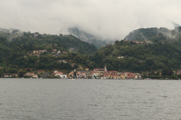 Obraz premium borgo di Pella sul lago d'Orta
