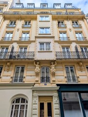 Obraz premium Building facade in Le Marais, Paris' 3rd Arrondissement - May 2026