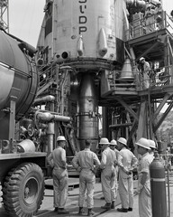 Naklejka premium Vintage Rocket Launch: Aerospace Engineering Team and Technology at Work in Black-and-White Image