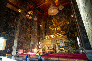 Obraz premium Wat Suthat inside golden buddha statue famous for its 19th-century murals temple art sightseeing travel