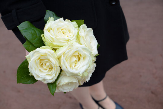 Frau mit Blumenstrau&szlig;
