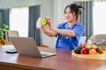 Obraz premium Female nutritionist influencer creates meal planning content provides nutrition advice about kiwi beneficial fruit rich in nutrients and vitamins that are good for the body.