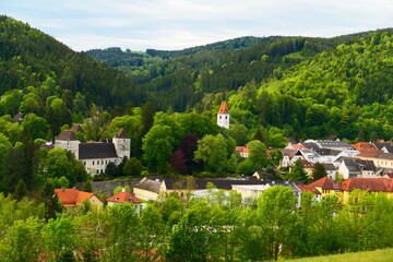 Schloss Aspang mit dem Kirchturm, Wechselregion  © cagala