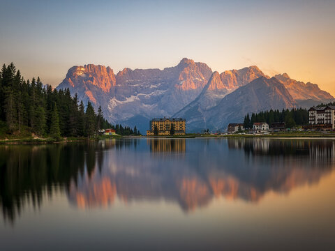 Lago Misurina situado en Dolomitas, al norte de italia, con el reflejo del Instituto Pio XII y de las monta&ntilde;as Punta Sorapiss. 