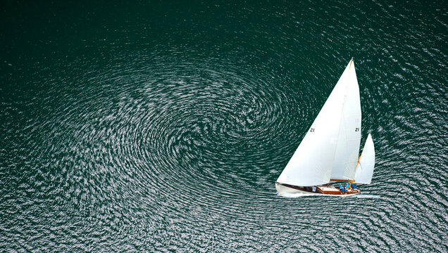 Velero navegando sobre un mar verde oscuro, donde el agua forma un remolino hipn&oacute;tico. Simboliza equilibrio entre movimiento y calma, una danza entre control y caos.