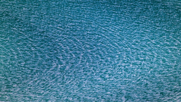 Superficie acu&aacute;tica azul verdosa con textura ondulante. Evoca serenidad y movimiento constante, como un lienzo l&iacute;quido donde la luz dibuja patrones de calma y energ&iacute;a.