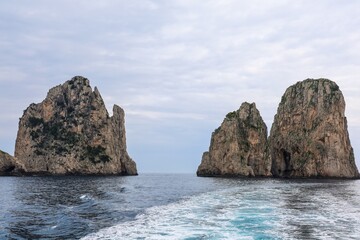 Naklejka premium Capri Faraglioni rocks standing in Tyrrhenian sea