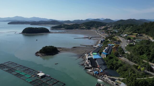 한국 대한민국 전라남도 완도 충무사 이순신 임진왜란 사당 영웅 조선 바다 갯벌 남해안 어촌 고금면 해전 왜군 일본 어업 농업 전쟁 항구 포구 묘 배 선박 수군 유적지 역사 문화재 전적지 관광지 명소 제사 사찰 건축 전통 호국 안보 성지 기념관 장군