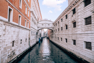 Obraz premium Bridge of Sighs in Venice during peaceful early morning light. beauty of the Italian city