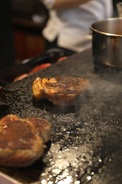 carne de cerdo fri&eacute;ndose a la parrilla