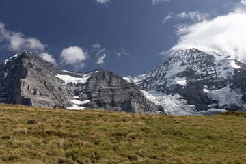 Alpejskie szczyty w regionie Grindelwald w Szwajcarii © Emil