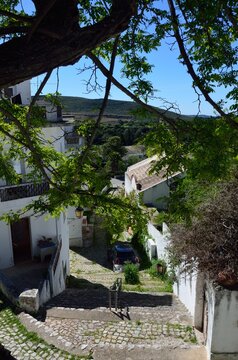 Una calle empinada en Alte, Algarve, Portugal