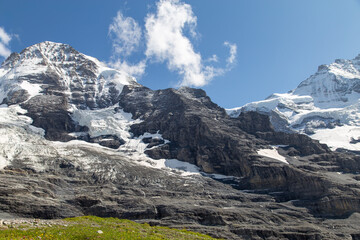 Alpejskie szczyty w regionie Grindelwald w Szwajcarii © Emil