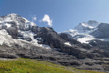 Alpejskie szczyty w regionie Grindelwald w Szwajcarii © Emil