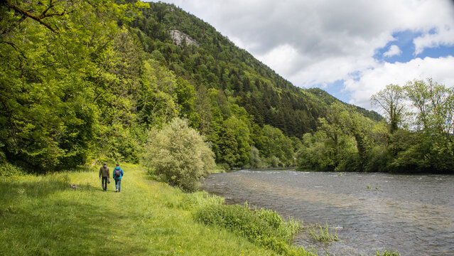 randonneurs dans le Jura suisse, vall&eacute;e du Clos du Doubs au printemps, le parc naturel r&eacute;gional du Doubs est une aire prot&eacute;g&eacute;e de Suisse