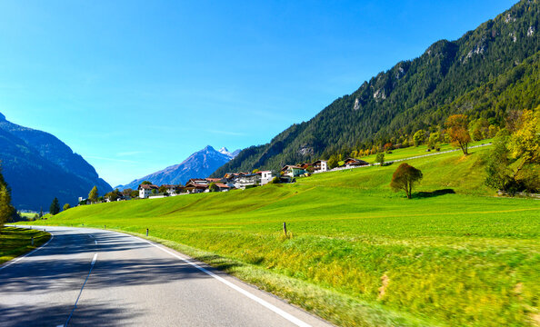 Fahrt auf der Reschenstra&szlig;e (B180) im Oberinntal mit Blick auf T&ouml;sens im herbstlichen Tirol