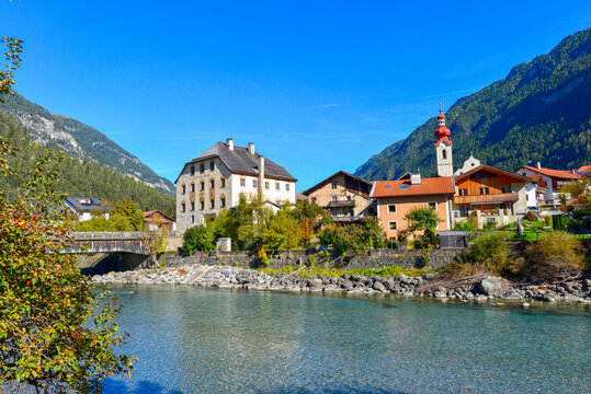 Historische Innbr&uuml;cke und Gasthof Thurm am t&uuml;rkisblauen Inn in Pfunds im herbstlichen Tirol