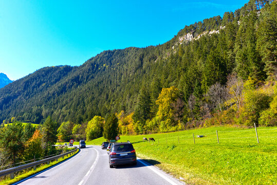 Fahrt auf der Reschenstra&szlig;e (B180) bei Pfunds im herbstlichen Tiroler Oberinntal