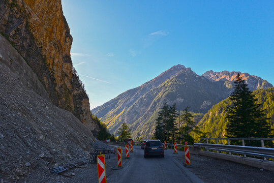 Baustelle auf der Reschenstra&szlig;e (B180) an der Felswand der Kanzelgalerie bei Pfunds in Tirol