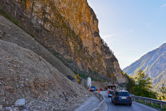 Baustelle auf der Reschenstra&szlig;e (B180) an der Felswand der Kanzelgalerie bei Pfunds in Tirol