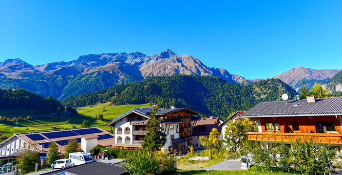 Blick &uuml;ber Nauders am Reschenpass auf die herbstliche Bergkulisse der &Ouml;tztaler Alpen in Tirol