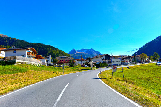 Ortsschild von Nauders an der Reschenstra&szlig;e (B180) im herbstlichen Tiroler Oberland