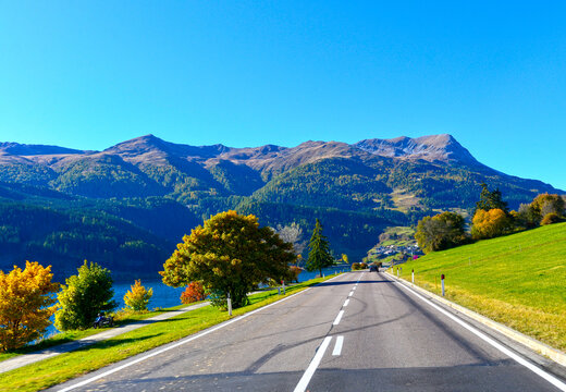 Fahrt auf der Reschenpass-Stra&szlig;e am Reschensee mit Blickrichtung Norden
