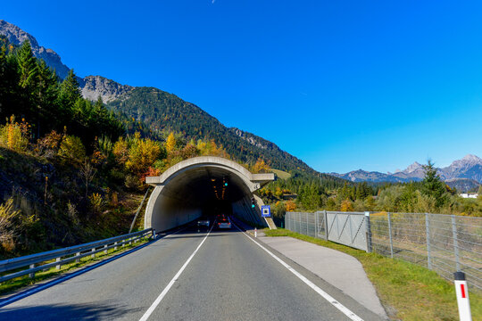 Einfahrt in den Tunnel Achseljoch auf der Fernpassstra&szlig;e B179 in Tirol