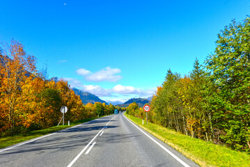 Fototapeta premium Fahrt auf der Fernpassstraße B179 in Tirol mit Blick auf herbstliche Alpenlandschaft vor deutscher Grenze 