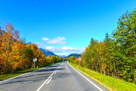 Fahrt auf der Fernpassstra&szlig;e B179 in Tirol mit Blick auf herbstliche Alpenlandschaft vor deutscher Grenze 
