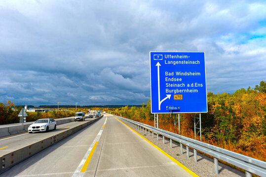 Autobahnschild auf der A7 vor der Ausfahrt Uffenheim-Langensteinach im Herbst