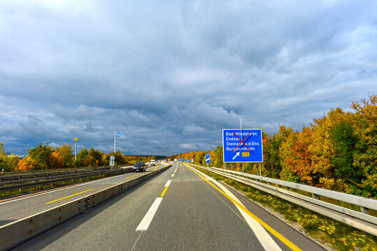 Fahrt auf der Autobahn A7 &uuml;ber eine Br&uuml;cke im Baustellenbereich bei Uffenheim im Herbst