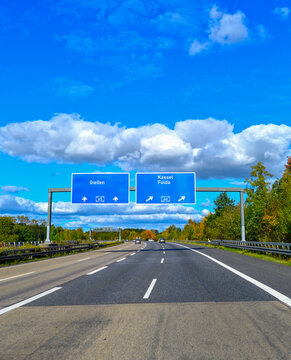 Fahrt auf der Autobahn vor dem Langenselbolder Dreieck im Main-Kinzig-Kreis, Hessen 