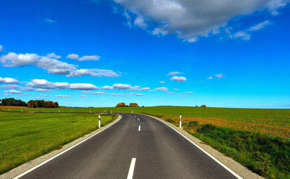 Fahrt auf der Landesstra&szlig;e L3314 durch Felder vor Brachttal-Spielberg im Main-Kinzig-Kreis, Hessen 