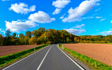 Fototapeta premium Bundesstraße B276 zwischen Brachttal und Birstein im Herbst