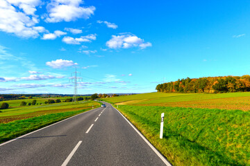 Fototapeta premium Bundesstraße B276 vor der Ortseinfahrt Wüstwillenroth bei Birstein im Herbst