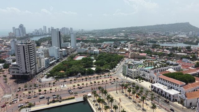 Cartagena: Vista de Parque Centenario, Centro de Convenciones y Centro Hist&oacute;rico | Aerial View of Centenario Park, Convention Center and Historic Walled City, Colombia.
