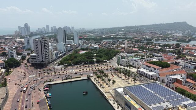 Cartagena: Vista de Parque Centenario, Centro de Convenciones y Centro Hist&oacute;rico | Aerial View of Centenario Park, Convention Center and Historic Walled City, Colombia.