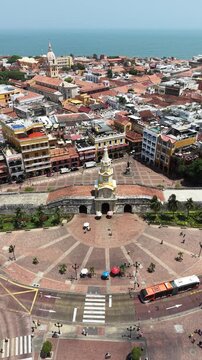 Cartagena: Vista de Parque Centenario, Centro de Convenciones y Centro Hist&oacute;rico | Aerial View of Centenario Park, Convention Center and Historic Walled City, Colombia.