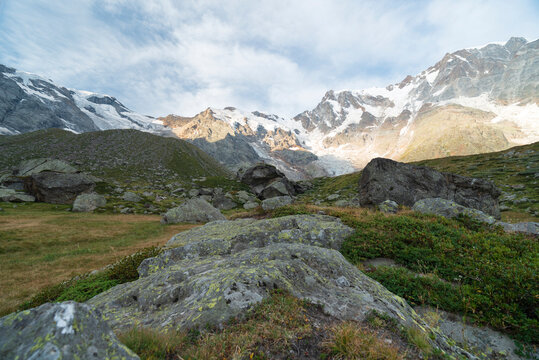 Parete est del Monte Rosa alle prime luci autunnali visto dall'alpe Pedriola 