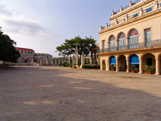 Obraz premium Plaza de Armas in Old Havana Cuba with historical colonial architecture alongside Castillo de la Real Fuerza