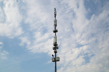 Obraz premium A cell phone tower in a blue sky.