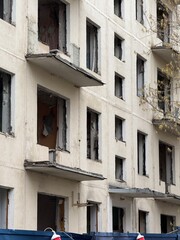 Obraz premium old abandoned residential building urban decay peeling paint broken windows
