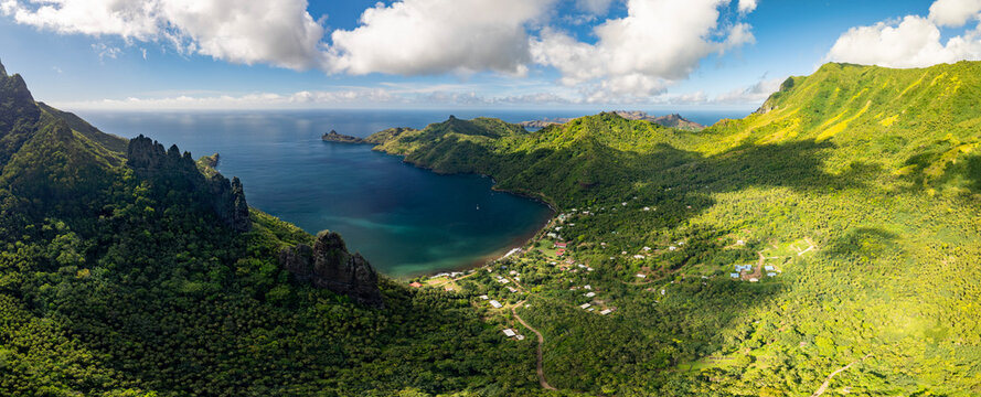 Magnifique vue A&eacute;rienne des vall&eacute;es de TAIPIVAI Et HATIHEU sur l'ile de nuku hiva dans l'archipel des marquises en polyn&eacute;sie francaise 