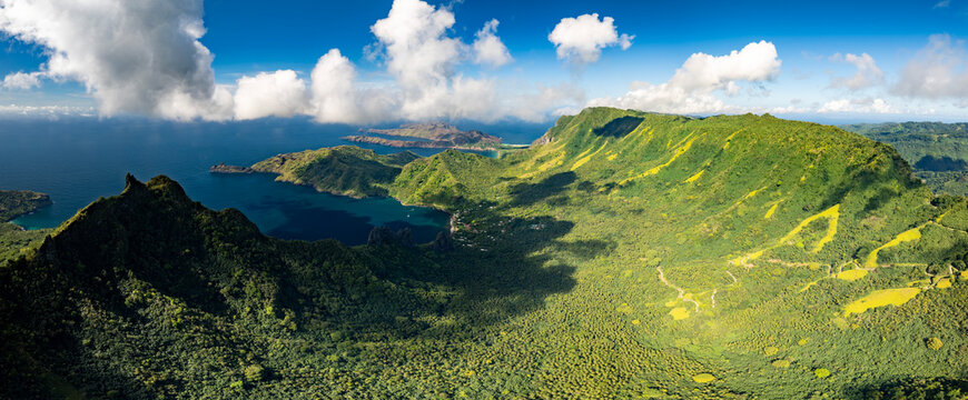 Magnifique vue A&eacute;rienne des vall&eacute;es de TAIPIVAI Et HATIHEU sur l'ile de nuku hiva dans l'archipel des marquises en polyn&eacute;sie francaise 