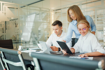 Fototapeta premium Team collaboration in a modern office setting during a bright afternoon meeting session