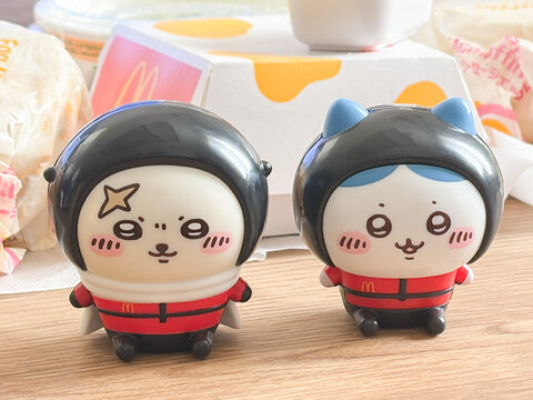 マクドナルドのハッピーセット、ちいかわコラボのおもちゃ（うさぎとハチワレ）
