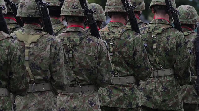 行進する自衛官